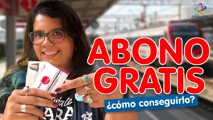 Persona en un andén sosteniendo una tarjeta Renfe junto al texto ABONO GRATIS y detalles de Asistencia 24h Renfe: Teléfonos para resolver dudas y reclamaciones.