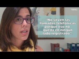 Mujer con gafas junto a cita que alerta que las llamadas telefónicas no quedan registradas, Plazos y consejos para reclamaciones exitosas en Vueling