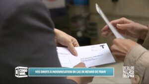 Manos intercambiando sobres y documentos sobre indemnización de tren A NhcMdfuPc