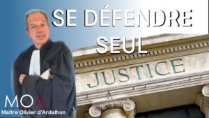 Abogado con toga frente a fachada de tribunal con la palabra JUSTICE y lema 'SE DÉFENDRE SEUL' CAydmMu2dqE