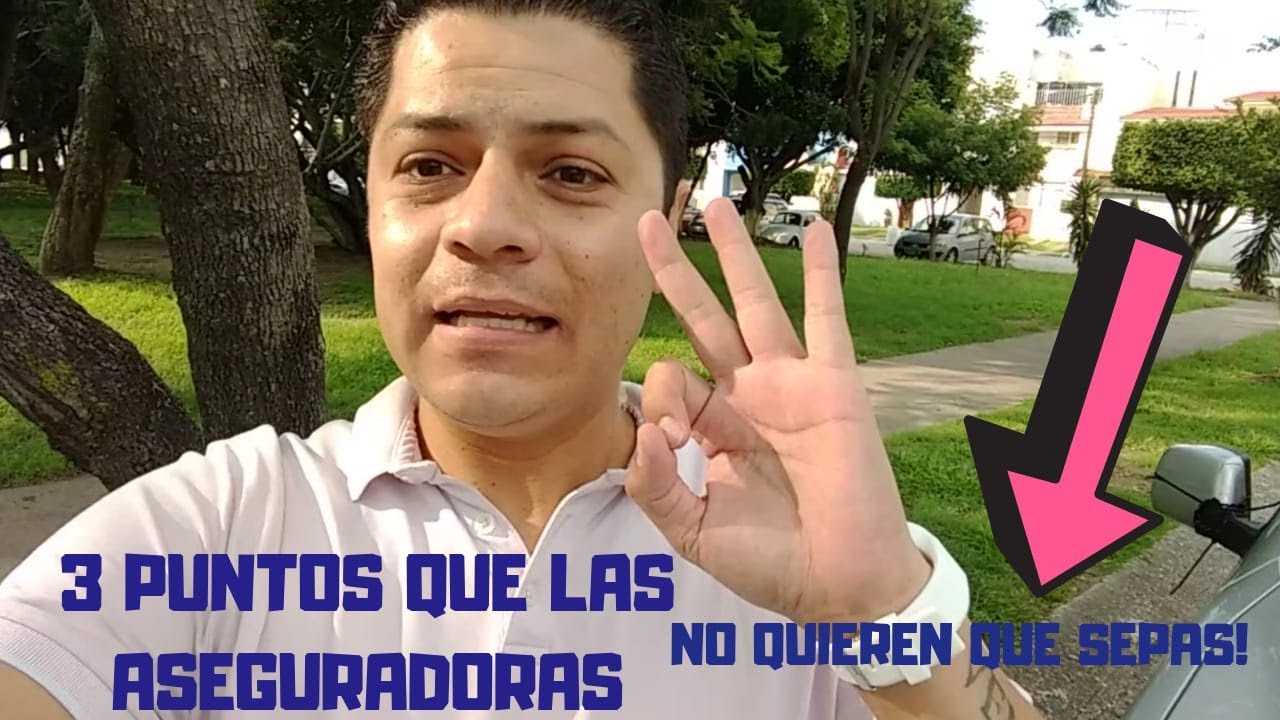 Hombre mostrando gesto de OK junto a un automóvil en un parque E5QccALTxXk