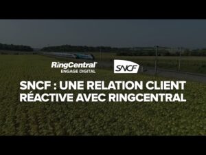 Logotipos de RingCentral y SNCF sobre un tren en el campo con texto en francés que anuncia una relación cliente reactiva FepkOUa6n6I