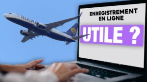 Manos tecleando en un portátil con la pantalla que muestra 'ENREGISTREMENT EN LIGNE UTILE ?' junto a un avión en vuelo QFB 3h4AwzE.