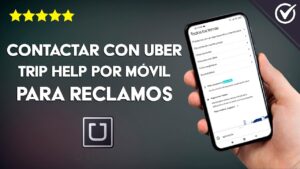 Mano sosteniendo un móvil con la sección de ayuda de Uber y texto grande que invita a Contacta con Uber para resolver quejas y problemas fácilmente.