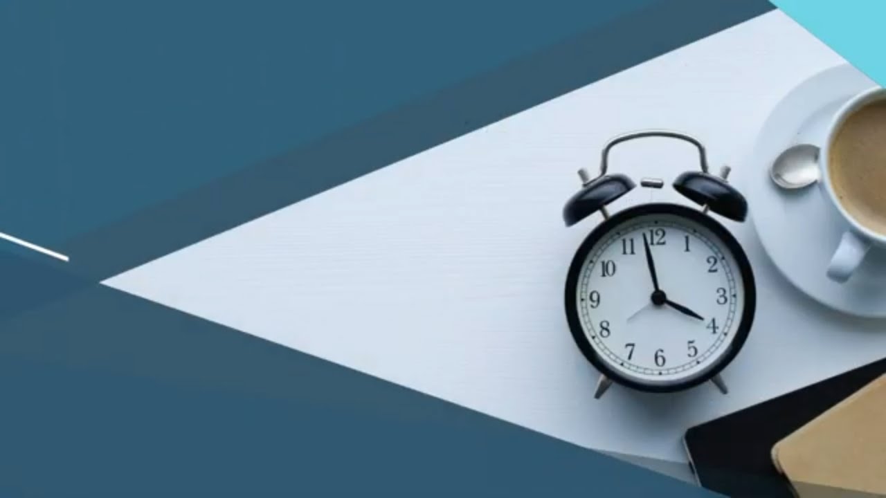 Reloj despertador clásico junto a taza de café y cuaderno, Zo35s NCtv8
