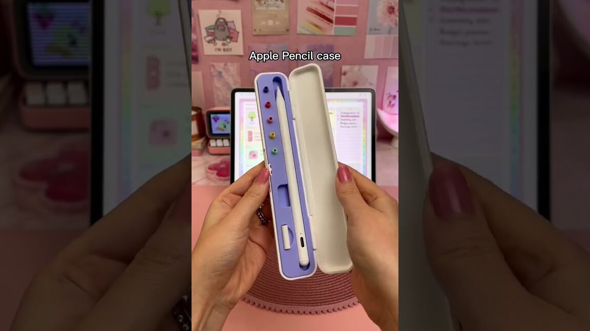 Estuche abierto mostrando un apple pencil blanco y puntas de repuesto en un entorno de escritorio rosa