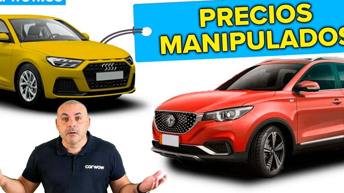 Hombre gesticulando frente a dos coches amarillo y rojo con cartel coches sobre precios