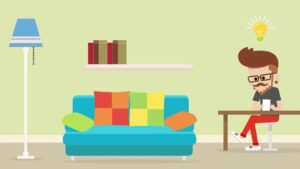 Hombre creativo trabajando en casa junto a sofá y lámpara mientras evernote ofrece inspiración para organizar ideas