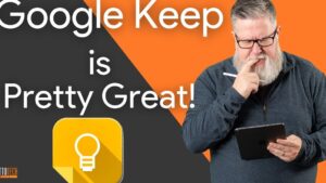 Hombre con tableta y el logo de google keep mostrando la aplicación de notas