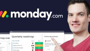 Hombre sonriente señalando un tablero de proyecto con logo de monday com
