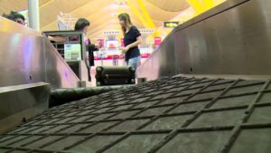 Cinta transportadora de equipaje con maleta en primer plano en aeropuerto nurhCIAaoqw