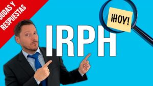 Hombre con traje señalando letras grandes IRPH junto a lupa y nota '¡HOY!' para reclamar irph