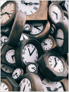 Relojes antiguos y modernos apilados que evocan gestión del tiempo y técnica Pomodoro; Domina el tiempo con Pomodoro: El secreto que todos ocultan.