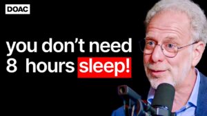 Hombre mayor con gafas hablando frente a un micrófono y texto grande en inglés que dice 'you don't need 8 hours sleep!' sobre fondo negro