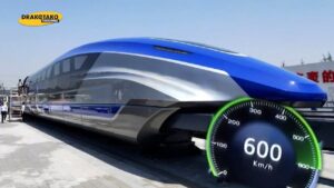 Tren maglev futurista plateado y azul vjhyWT4BveM con indicador de 600 km/h